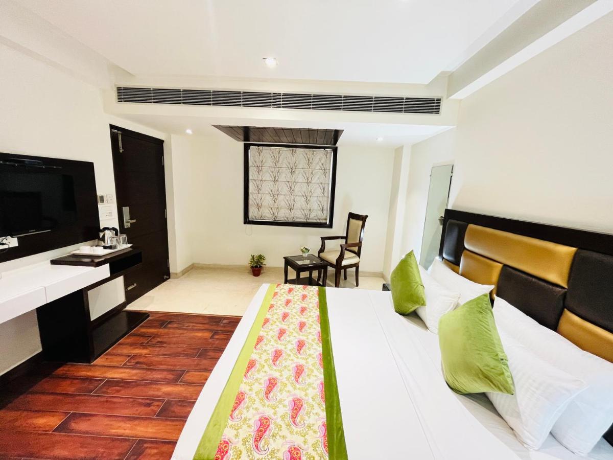Hotel Aura Ip Grand Karkardooma Metro Station New Delhi Couple Friendly Ngoại thất bức ảnh