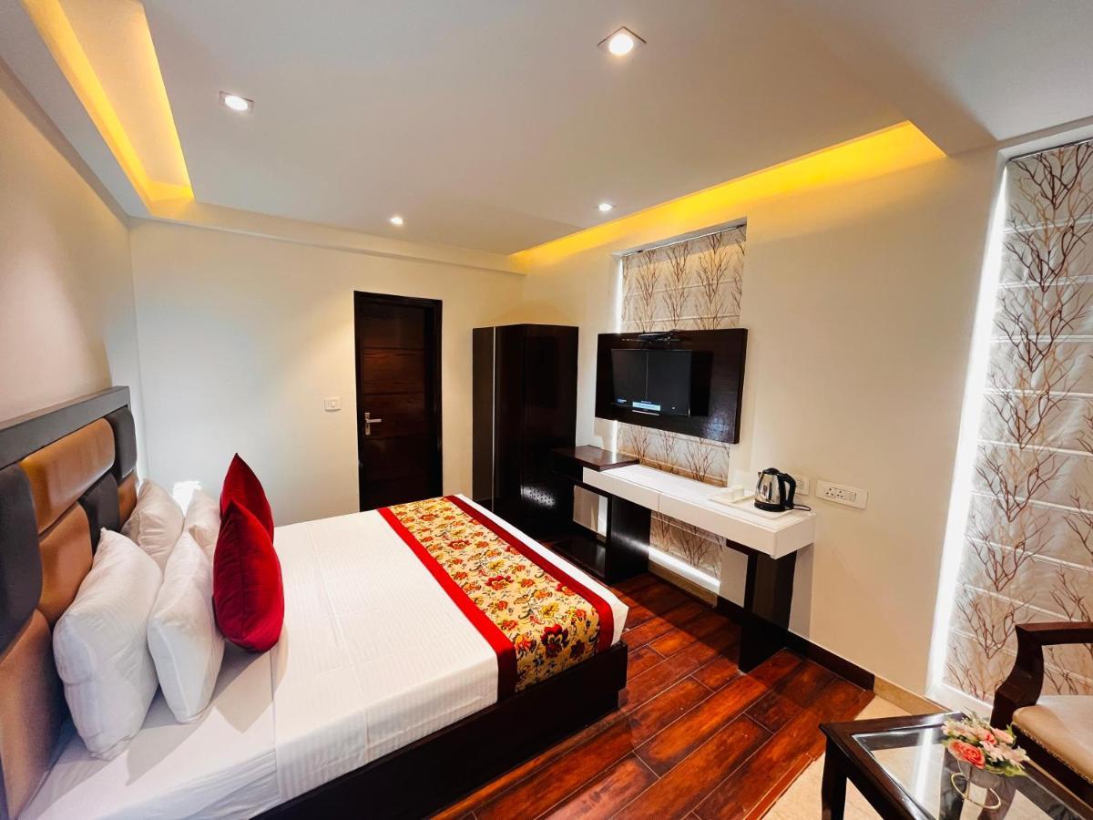 Hotel Aura Ip Grand Karkardooma Metro Station New Delhi Couple Friendly Ngoại thất bức ảnh