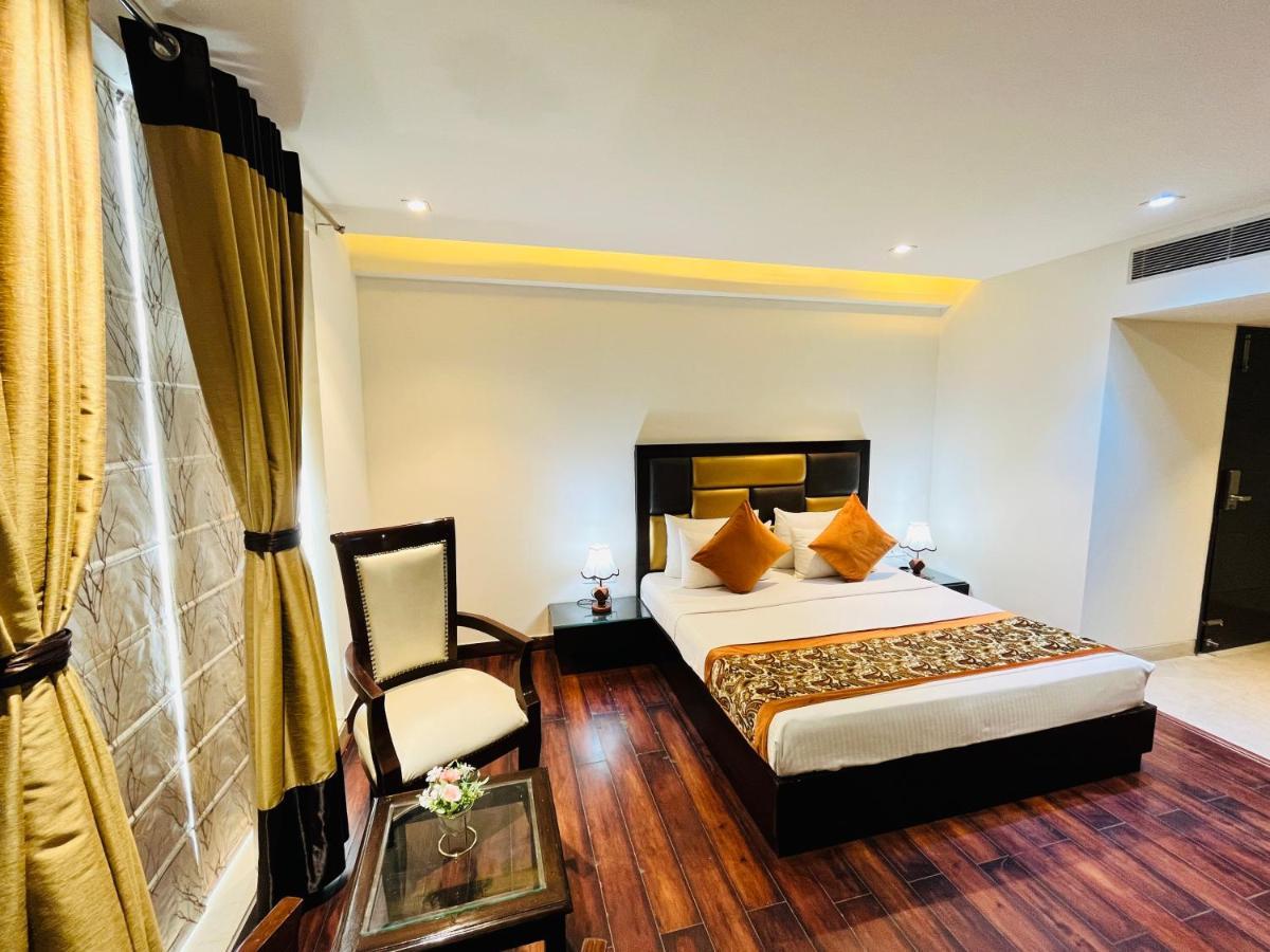Hotel Aura Ip Grand Karkardooma Metro Station New Delhi Couple Friendly Ngoại thất bức ảnh