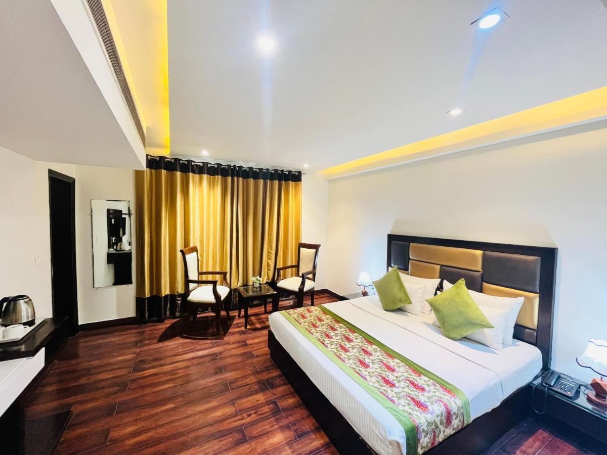 Hotel Aura Ip Grand Karkardooma Metro Station New Delhi Couple Friendly Ngoại thất bức ảnh