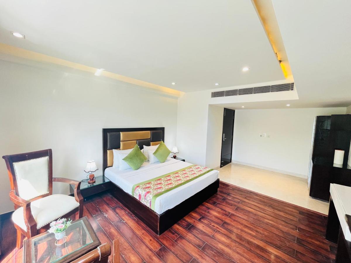 Hotel Aura Ip Grand Karkardooma Metro Station New Delhi Couple Friendly Ngoại thất bức ảnh