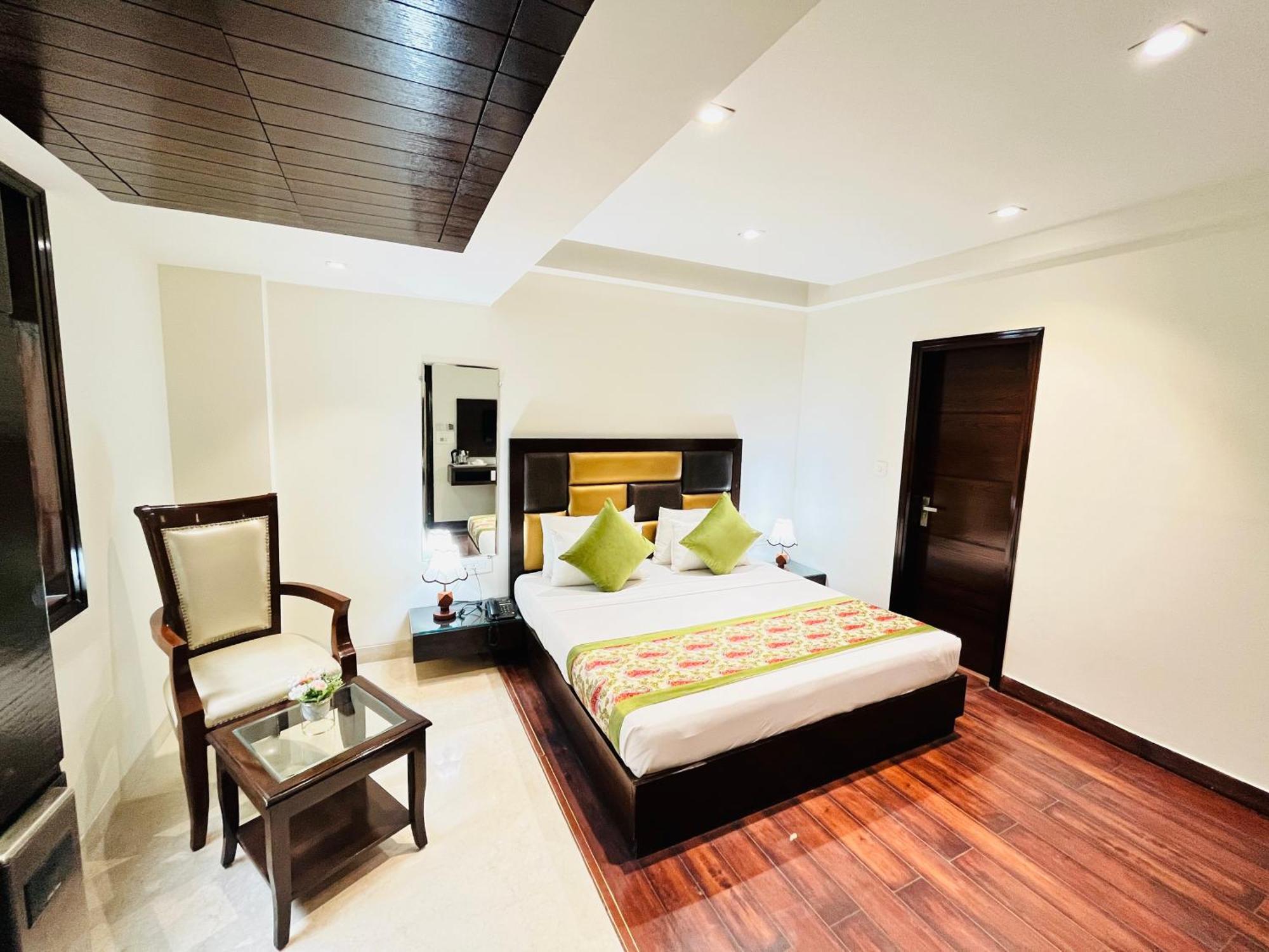 Hotel Aura Ip Grand Karkardooma Metro Station New Delhi Couple Friendly Ngoại thất bức ảnh