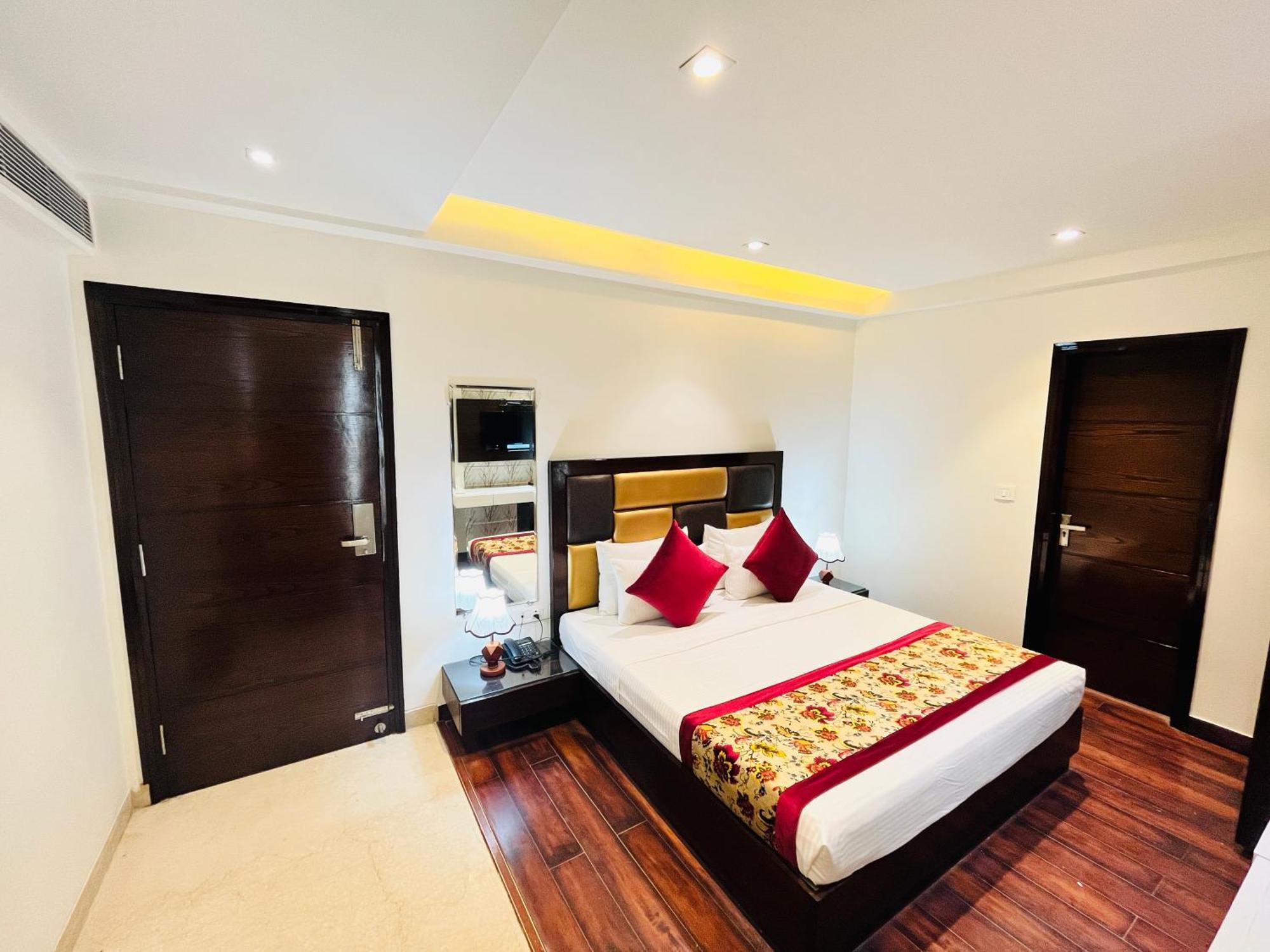 Hotel Aura Ip Grand Karkardooma Metro Station New Delhi Couple Friendly Ngoại thất bức ảnh