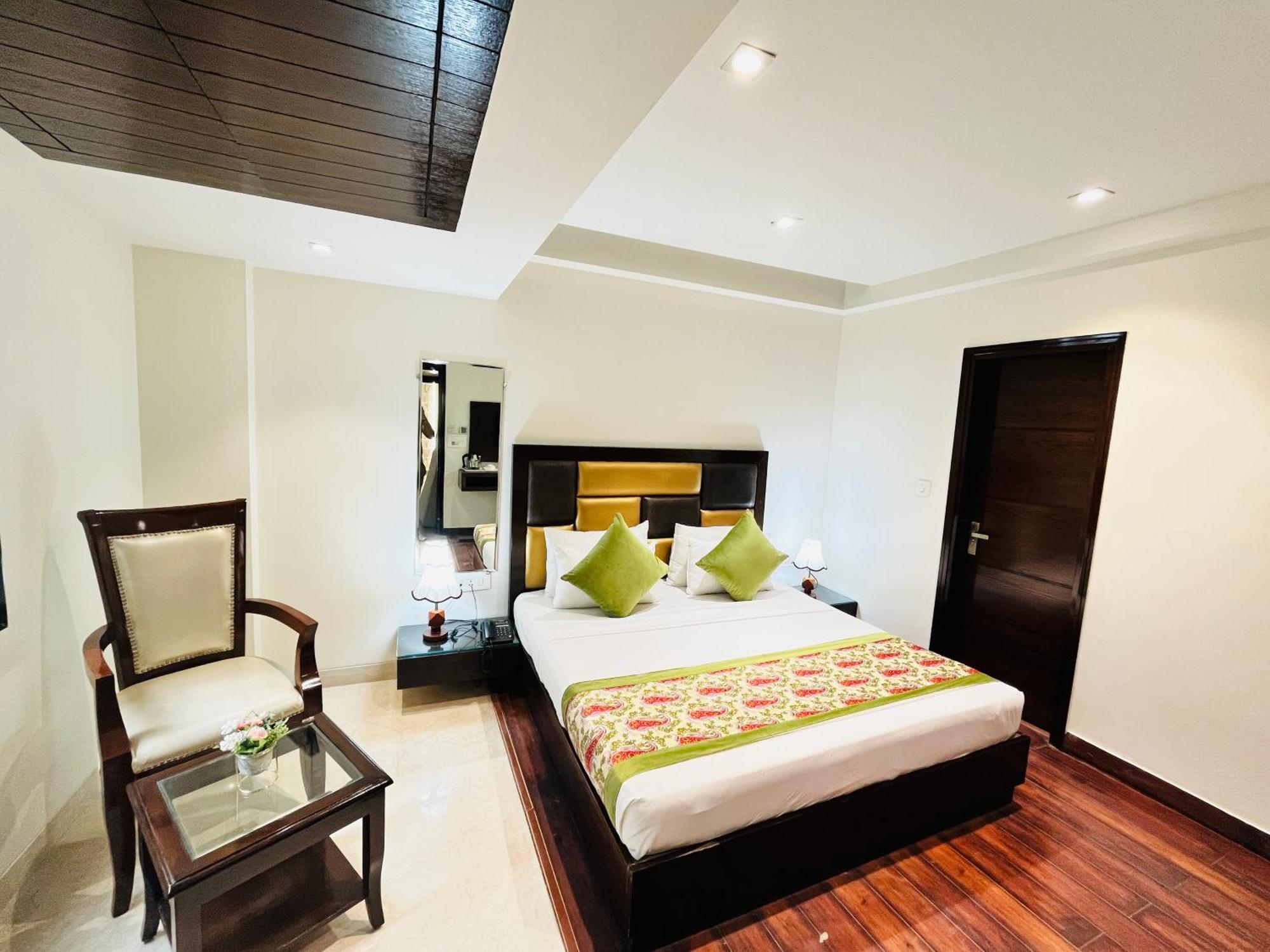 Hotel Aura Ip Grand Karkardooma Metro Station New Delhi Couple Friendly Ngoại thất bức ảnh
