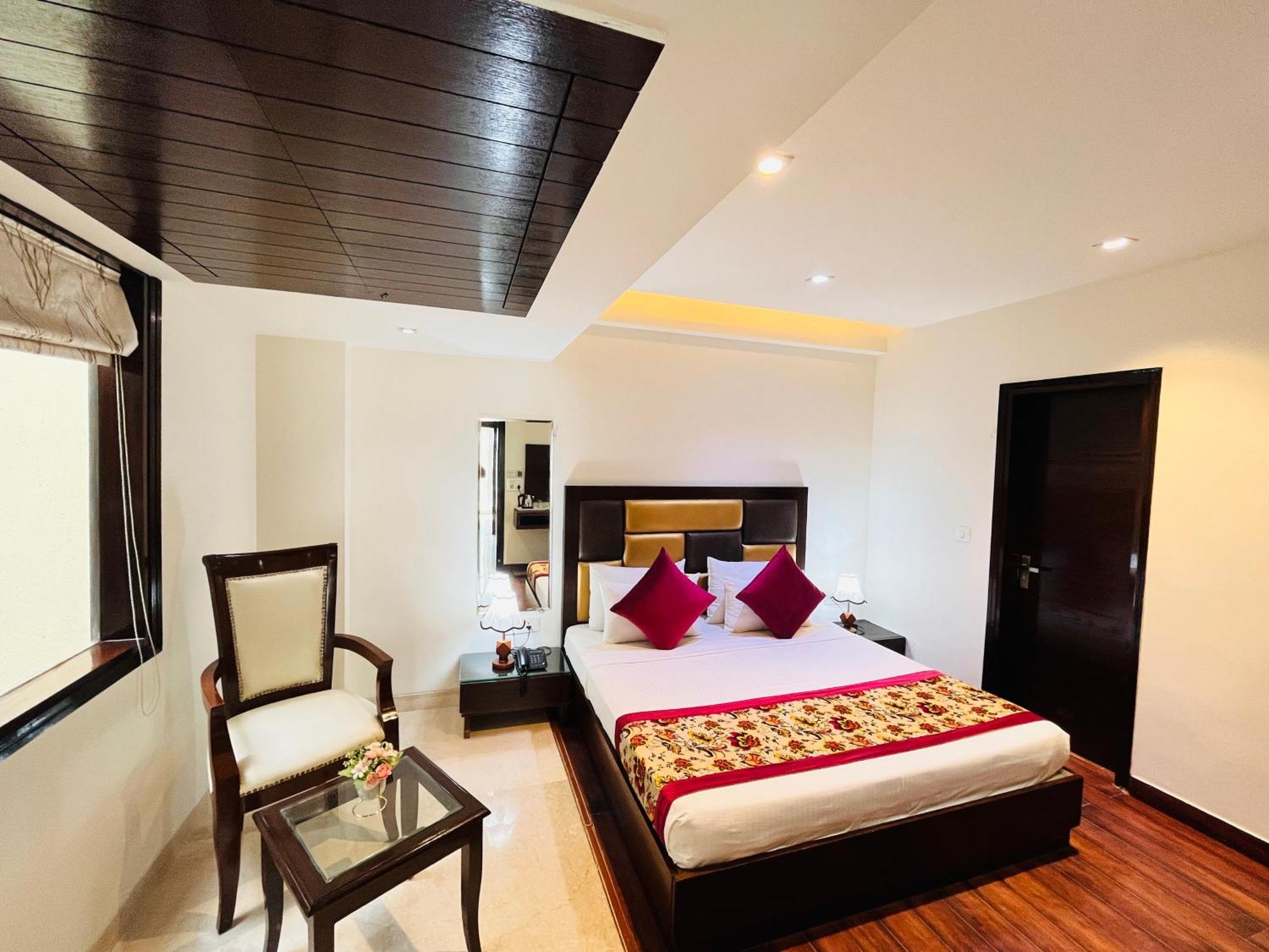 Hotel Aura Ip Grand Karkardooma Metro Station New Delhi Couple Friendly Ngoại thất bức ảnh
