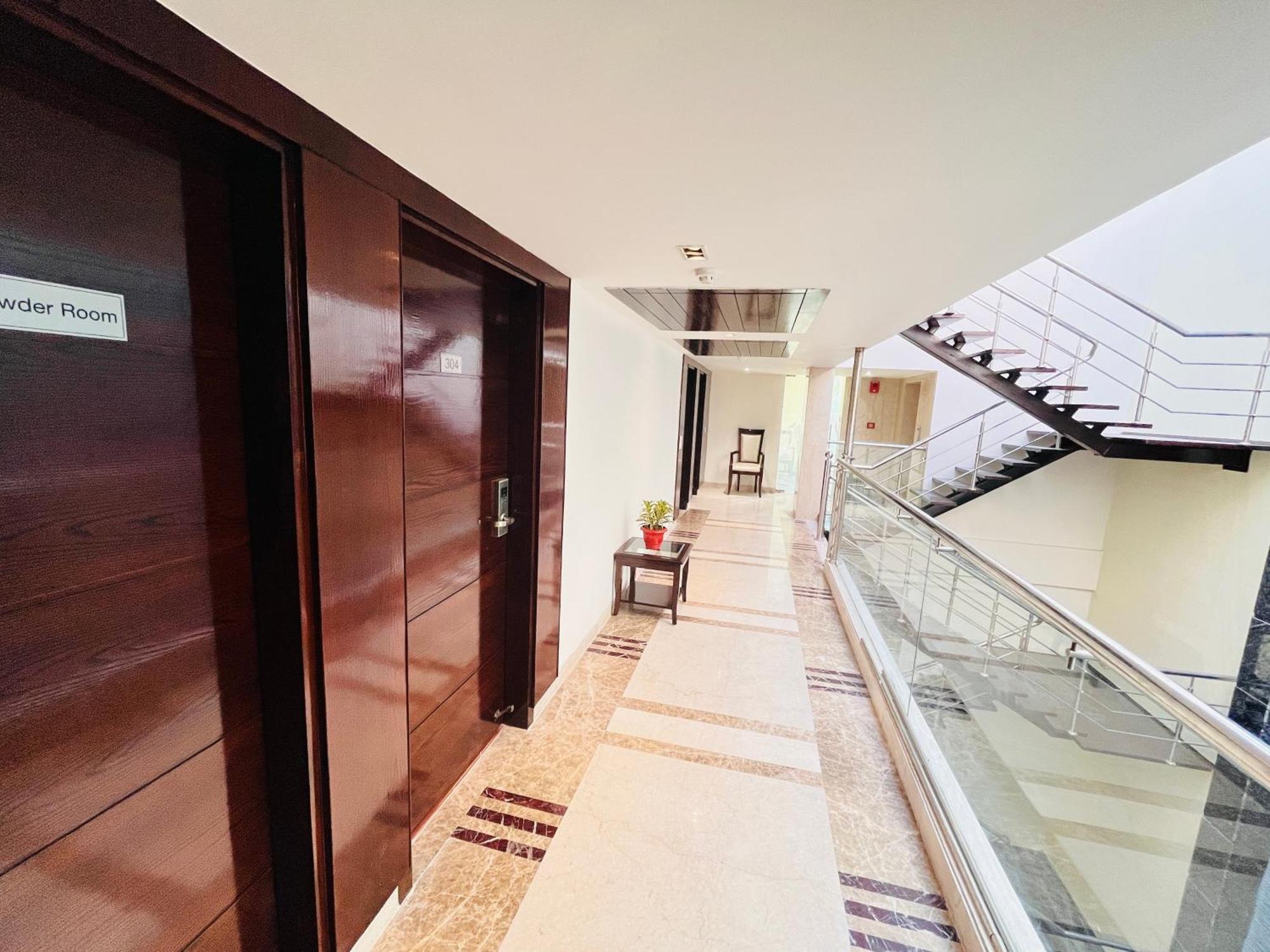Hotel Aura Ip Grand Karkardooma Metro Station New Delhi Couple Friendly Ngoại thất bức ảnh